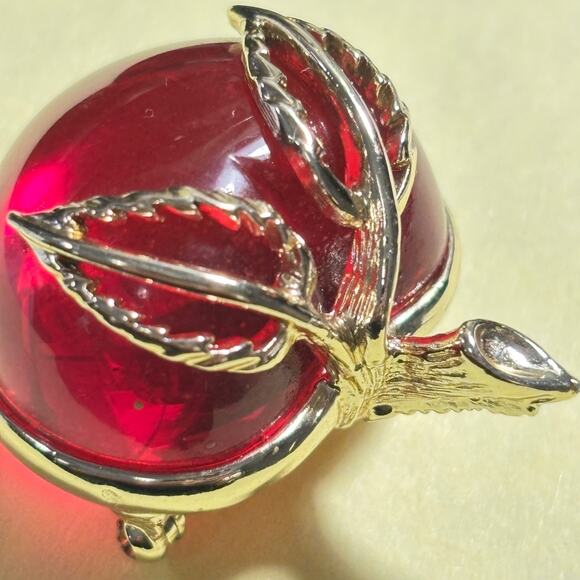 Vintage Sarah Coventry Pink Red Lucite Gold Tone Domed Apple Pin Brooch - Picture 8 of 15